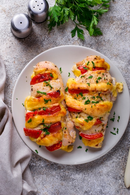 Pechugas de pollo al horno con queso y tomate