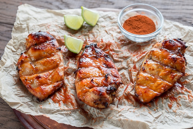 Pechugas de pollo a la parrilla en salsa de mango caliente