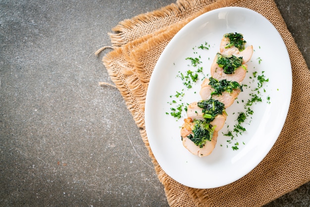 Pechugas de pollo rellenas de espinacas y queso