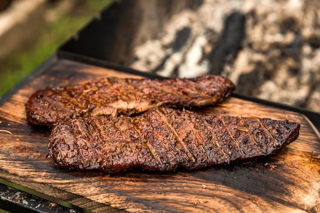 Pedaço cozinhado de carne de bife de denver após churrasco grill