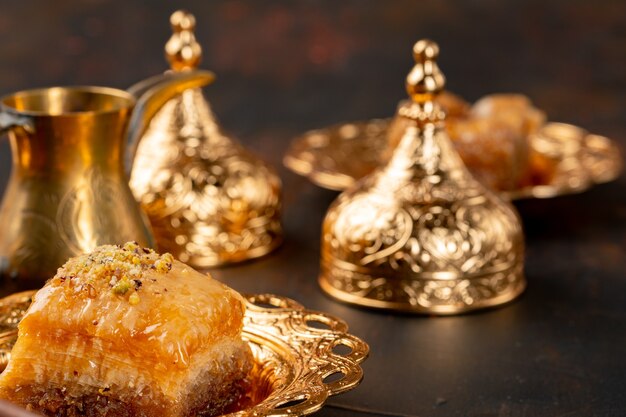 Pedaço de baklava turco em prato árabe dourado