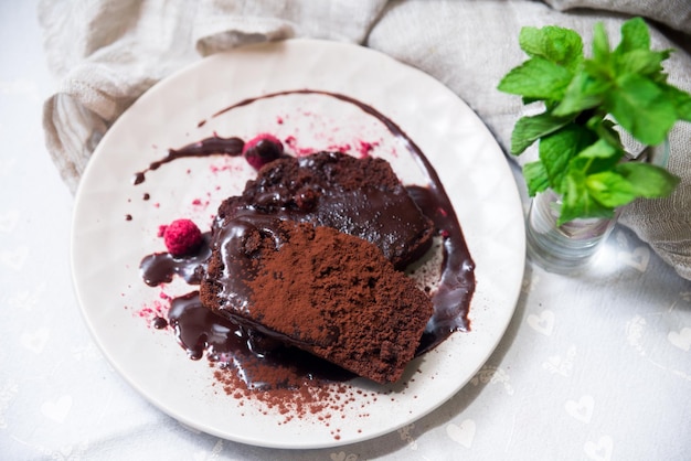 pedaço de biscoito de chocolate sob ganache de chocolate e polvilhado com cacau em pó de chocolate