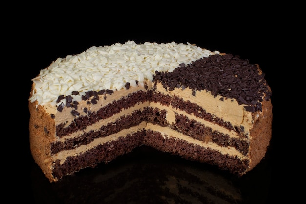 Bolo De Chocolate Russo Tradicional Coberto Com Vidros De Chocolate E  Decorado Com Bolas De Gelo Em Fundo Preto Imagem de Stock - Imagem de  delicioso, bolos: 195779197