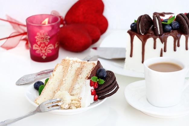 Pedaço de bolo de camada com frutas frescas.