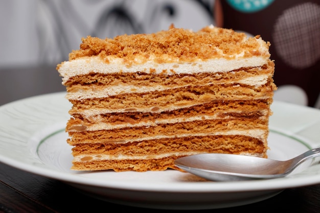 Pedaço de bolo de caramelo no café Bolo de caramelo delicioso Bolo estético perfeito em camadas com caramelo