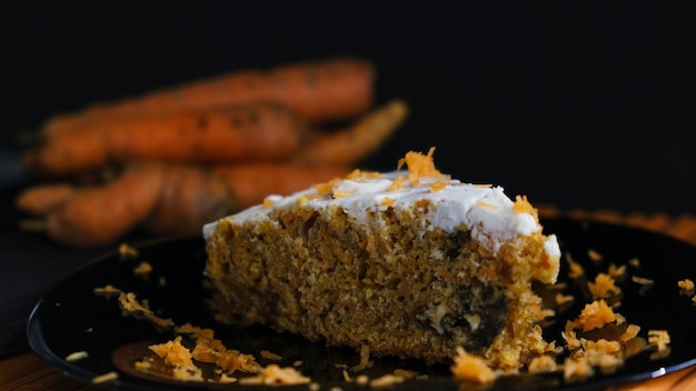 Foto pedaço de bolo de cenoura e canela em fundo escuro. comida escura