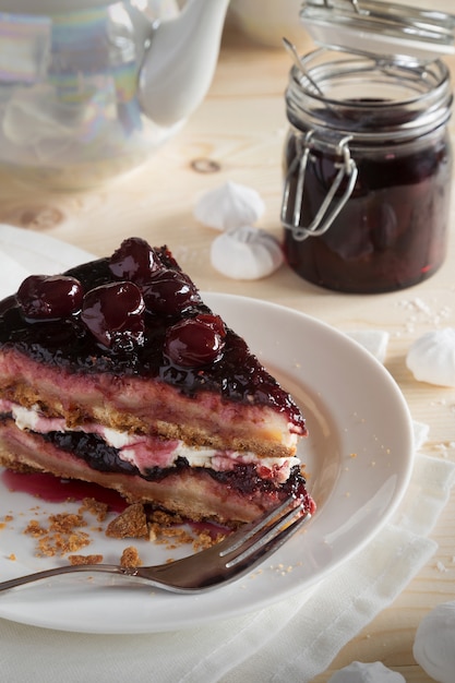 Foto pedaço de bolo de cereja em um prato branco