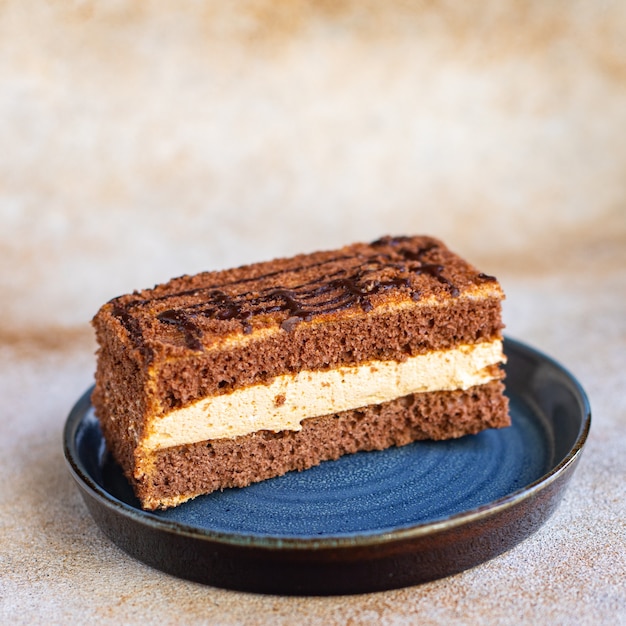 pedaço de bolo de chocolate com mousse creme doce sobremesa baunilha cacau canela