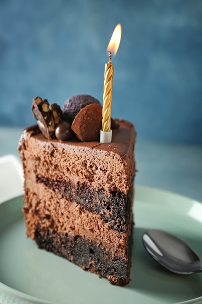 Pedaço de bolo de chocolate de aniversário na mesa