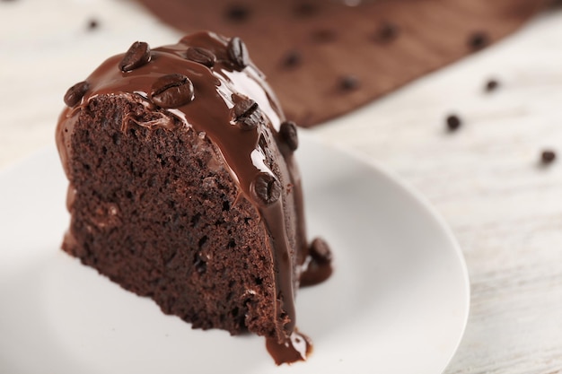 Pedaço de bolo de chocolate em uma mesa fechada