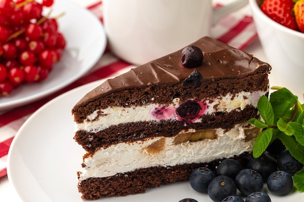 Pedaço de bolo de chocolate na mesa close-up