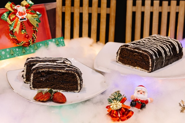 Pedaço de bolo de chocolate na mesa de natal branca