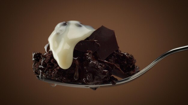 Pedaço de bolo de chocolate no garfo com gotas de creme branco movendo-se lentamente sobre ele clipe de macro slowmotion de bolo de chocolate