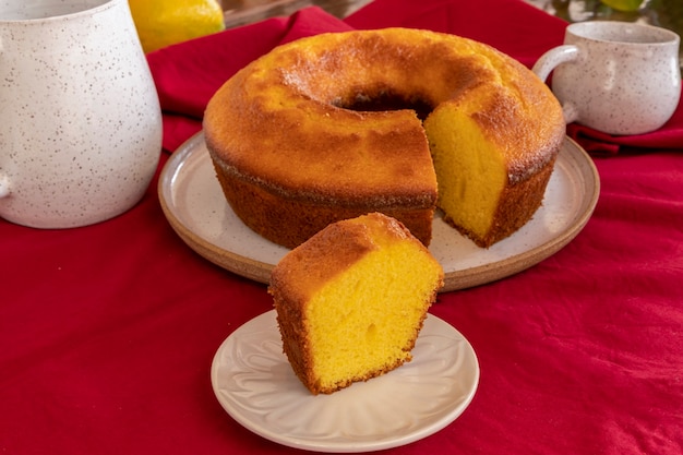 Pedaço de bolo de fubá com laranja no café da manhã