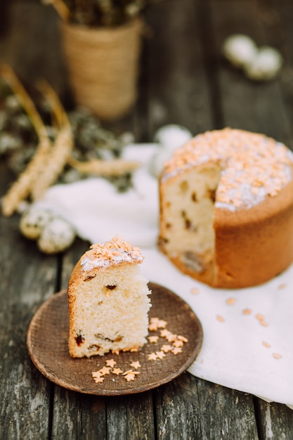 Pedaço de bolo de Páscoa no prato