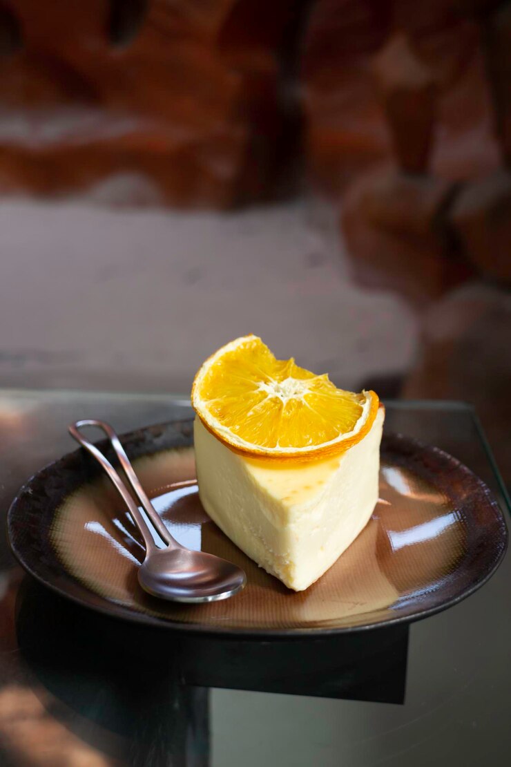 Pedaço de bolo de queijo caseiro e uma xícara de café