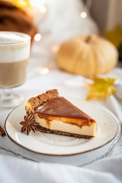 Pedaço de bolo de queijo com molho de caramelo e café no café da manhã