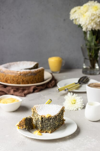 Pedaço de bolo de sementes de papoula com açúcar de confeiteiro