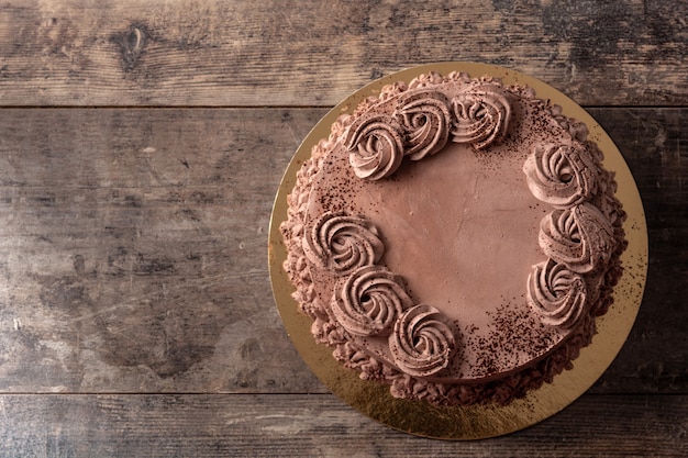 Pedaço de bolo de trufas de chocolate na mesa de madeira