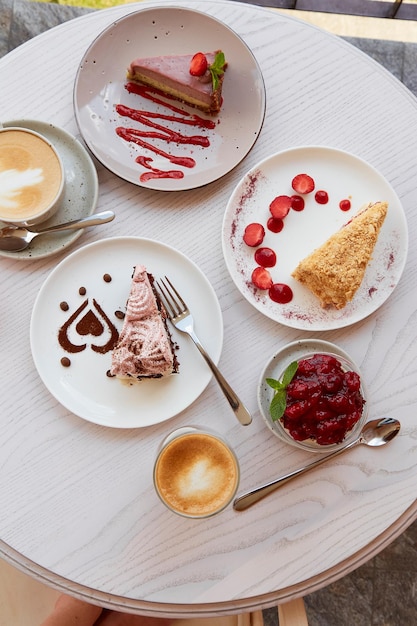 Pedaço de bolos de sobremesas saudáveis veganas naturais com frutas frescas e bagas fora da celebração de doces no terraço