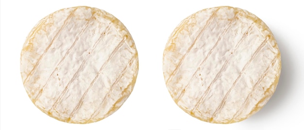 Pedaço de camembert isolado em branco