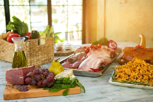 Pedaço de carne crua e pêra.