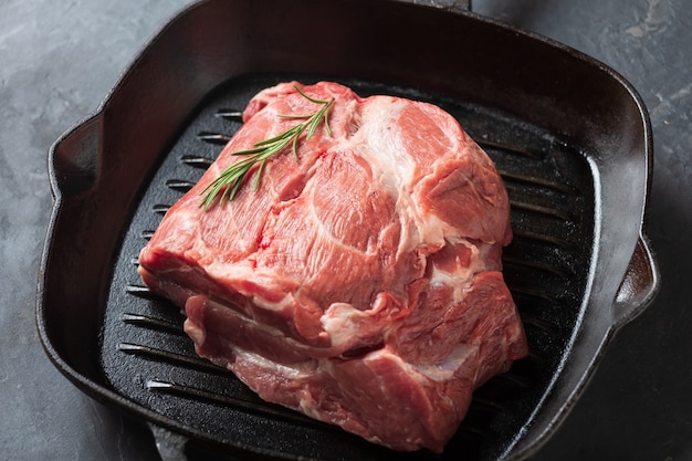 Pedaço de carne crua em uma frigideira