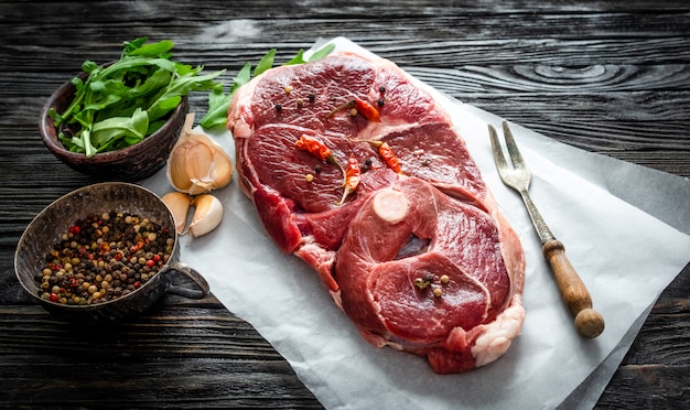 Pedaço de carne de cordeiro crua