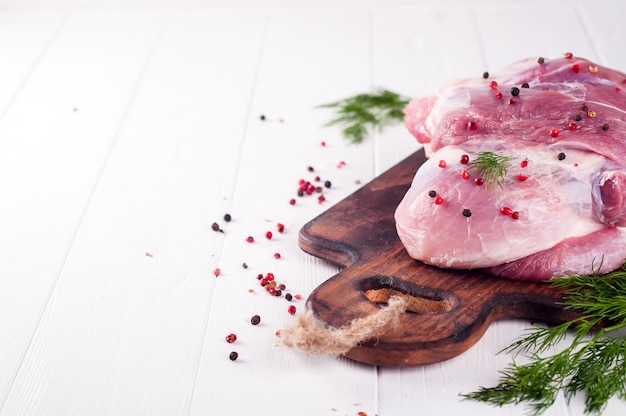 Pedaço de carne de porco fresca no osso