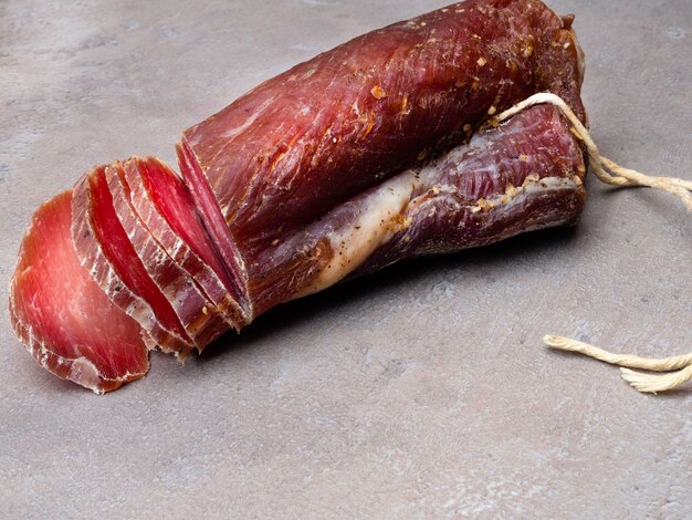 Pedaço de carne seca biltong na mesa cinza