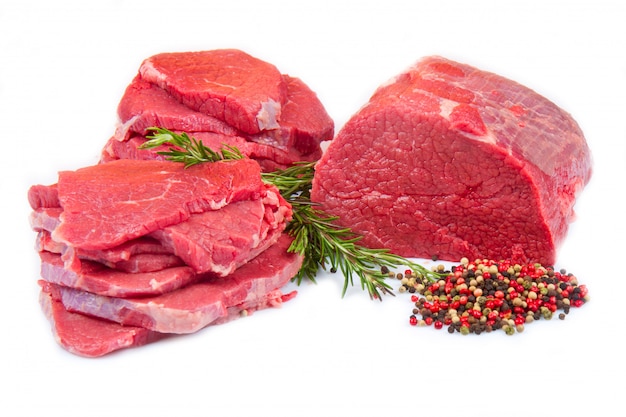 Pedaço de carne vermelha enorme e bife isolado no branco