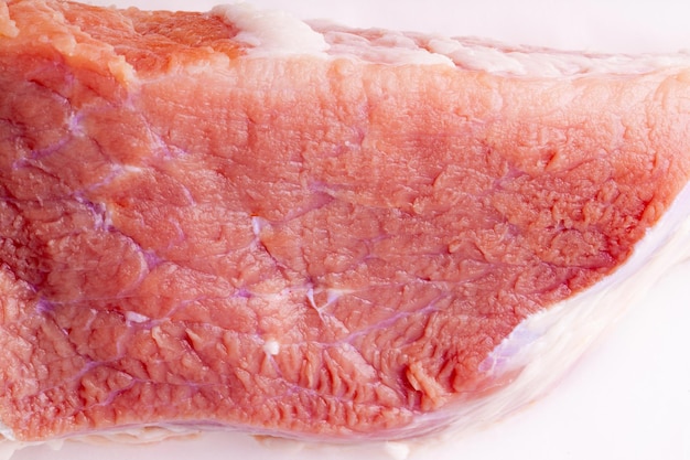 Pedaço de carne vermelha fresca close-up isolado no fundo branco Adequado para uso como plano de fundo