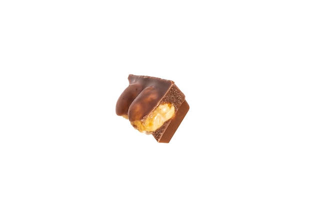 Pedaço de chocolate com amendoim isolado no fundo branco