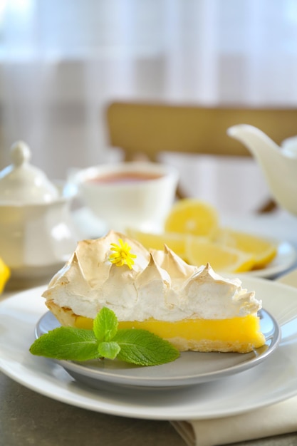 Foto pedaço de deliciosa torta de merengue de limão no prato