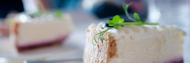 Pedaço de delicioso bolo de requeijão com geléia no prato