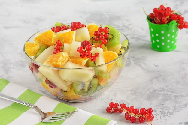 Pedaço de fruta salada doce orgânica e tigela de baga.