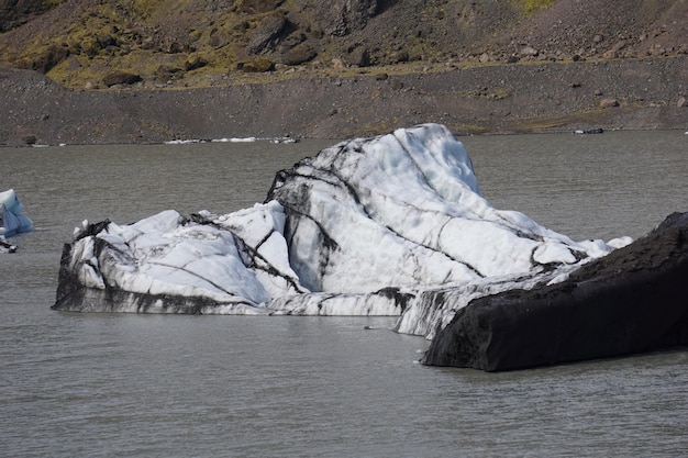 Pedaço de gelo flutuando no lago na geleira Solheimajokull na Islândia