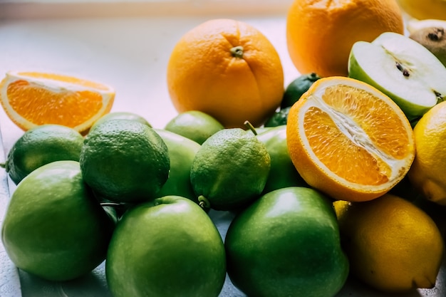 Pedaço de laranja, maçã e limão no fundo branco