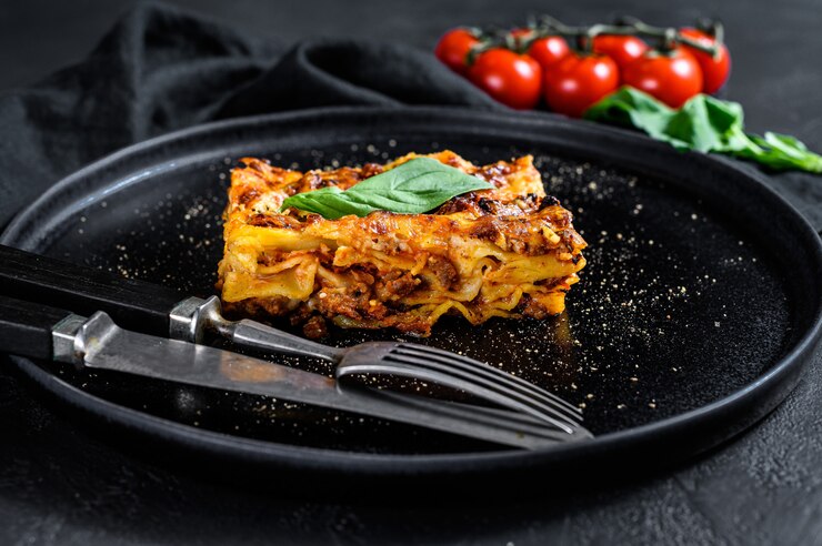 Foto pedaço de lasanha quente saborosa. comida italiana tradicional