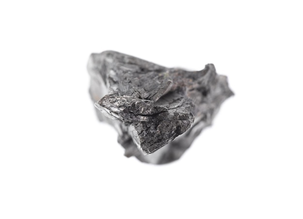 pedaço de minério de metal prateado isolado no fundo branco