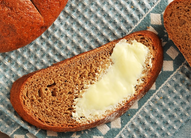 Foto pedaço de pão com manteiga closeup tiro