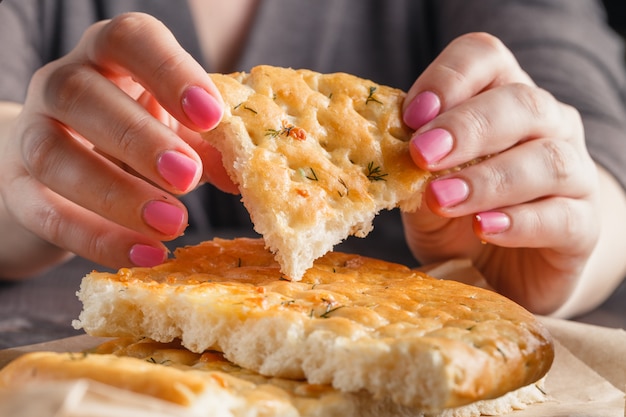 Pedaço de pão nas mãos da mulher