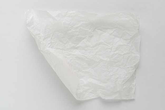 Pedaço de papel amassado para cozinhar ou assar em cima da mesa simulado