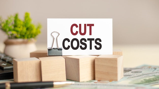 Pedaço de papel com o texto: CUT COSTS