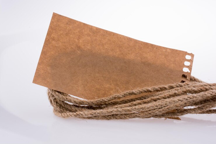 Foto pedaço de papel rasgado e corda