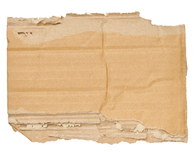 Pedaço de papelão marrom com bordas rasgadas em fundo isolado