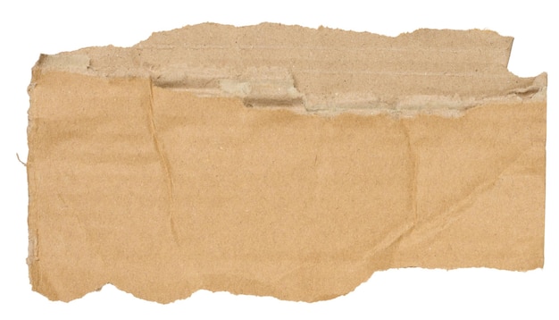 Pedaço de papelão marrom com bordas rasgadas em fundo isolado