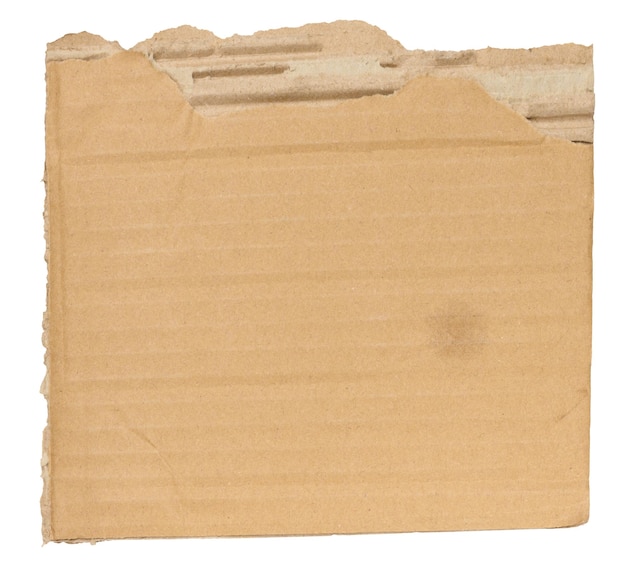 Pedaço de papelão marrom com bordas rasgadas em fundo isolado