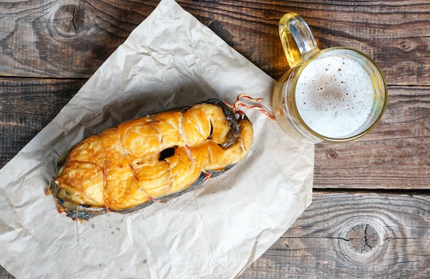 Pedaço de peixe-lobo defumado quente em pergaminho Anarhichadidae delicioso lanche de cerveja