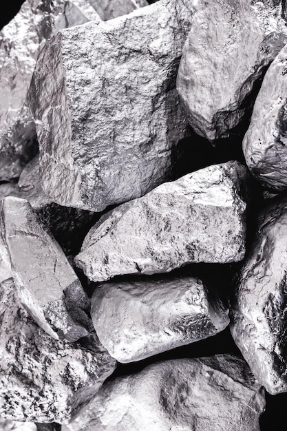 pedaço de prata ou platina no chão de pedra em fundo preto Minério de exportação da África do Sul